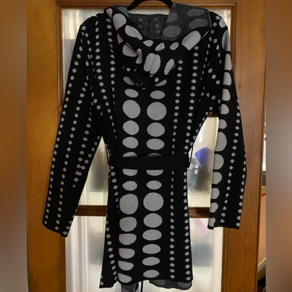 Beautiful Sioni Black and Grey Polka Dot Wrap Sweater with Tie. Size XL - Picture 2 of 6